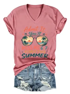 Maglietta rosa scollo V casual con grafica da spiaggia estiva e slogan divertente.
