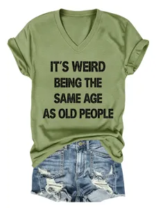 Γυναικείο χακί V-neck T-shirt με τύπωμα slogan και μπλε τζιν σορτς για casual ντύσιμο.