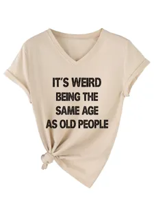 Λεπτομερής όψη μπεζ t-shirt με V λαιμόκοψη κοντομάνικο με σλόγκαν και κόμπο στο στρίφωμα.
