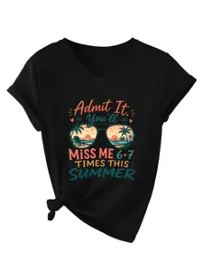 Vista dettagliata della t-shirt nera con scollo a V e stampa grafica estiva e nodo laterale.
