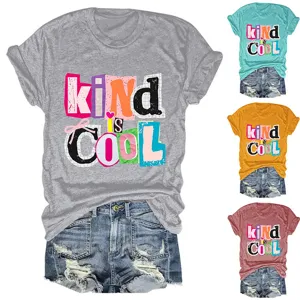 Modisches Damen Kurzarm Rundhals T-Shirt mit kind is cool Buchstaben und Jeansshorts.