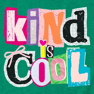 Naheinstellung des bunten 'kind is cool' Collage-Grafikdrucks auf weichem grünen Stoff.