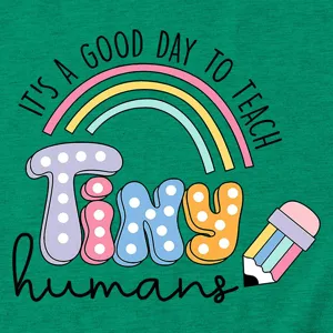 Détail de tissu de t-shirt graphique vert avec joli imprimé arc-en-ciel et crayon.