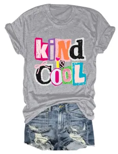 Lässiges graues Kurzarm-T-Shirt mit coolem Spruch kombiniert mit destroyed Jeansshorts.