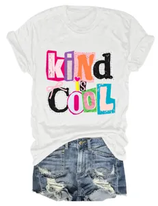 Lässiges weißes Damen T-Shirt mit Rundhalsausschnitt kombiniert mit blauen Jeansshorts.
