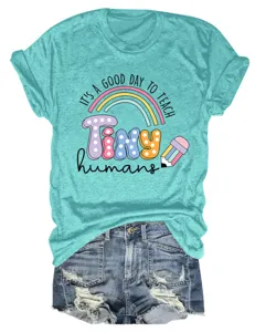 T-shirt à manches courtes décontracté avec imprimé arc-en-ciel et short en jean.