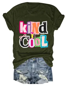 Lässiges Damen Kurzarm T-Shirt in Armeegrün mit Buchstabendruck und Jeansshorts.