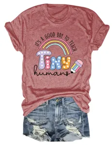 T-shirt à manches courtes et col rond pour femme avec imprimé lettre enseignant et arc-en-ciel.