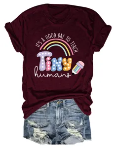 Vue détaillée du t-shirt bordeaux de professeur à manches courtes avec graphique coloré.