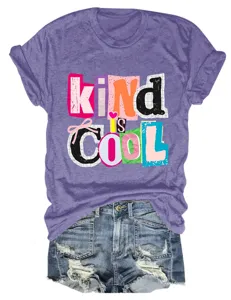 Nahaufnahme des lila Kurzarmshirts mit coolem Textprint und blauen Jeansshorts Details