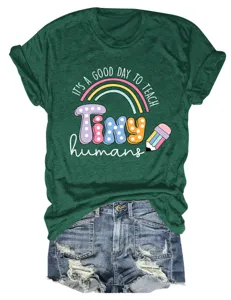 T-shirt décontracté pour femme à col rond et manches courtes assorti à un short en jean.