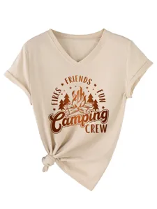 Primer plano de camiseta de manga corta con cuello en v beige para mujer con estampado camp.