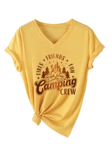 Detalle de camiseta amarilla de manga corta con cuello en V y estampado gráfico.