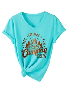 Vista detallada de la camiseta de camping turquesa con cuello en V, nudo y estampado gráfico.