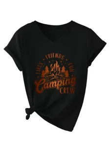 Primer plano de camiseta de mujer con cuello en V y manga corta con estampado camping y nudo.