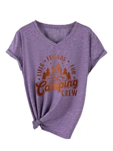 Vista detallada camiseta mujer cuello V manga corta con estampado gráfico camping y nudo.