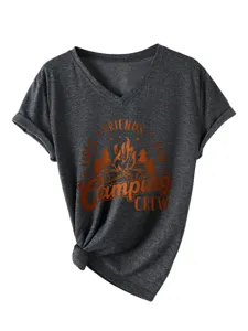 Vista detallada de la camiseta gris oscura de manga corta con cuello en V y estampado.