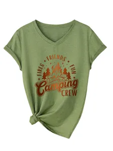 Vista de cerca de la camiseta verde oliva con cuello en V y manga corta con gráfico de acampada.