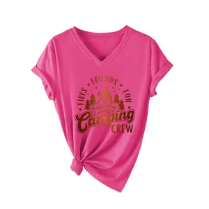 Camiseta rosa de manga corta con cuello en V para mujer con estampado grafico de camping.