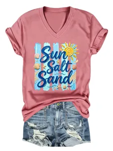 Vista detallada de la camiseta rosa de cuello en V con estampado de playa y shorts vaqueros.