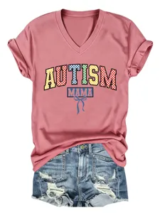 Roze V-hals Autism Mama t-shirt met destroyed denim shorts detailweergave en grafisch.