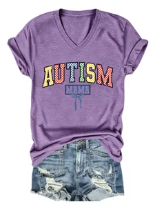 Paars V-hals korte mouw t-shirt detail met kleurrijke autism mama grafische print.