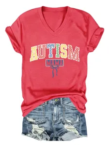 Rood V-hals korte mouw t-shirt detail met kleurrijke autism mama opdruk design.