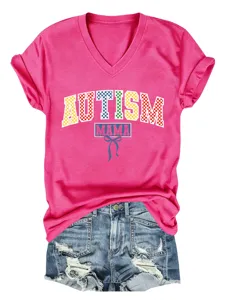 Roze V-hals t-shirt detail met autism mama print motief en blauwe denim korte broek.