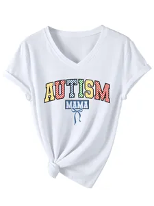 Gedetailleerd overzicht van een wit V-hals t-shirt met kleurrijke autism mama print.