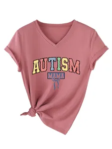 Gedetailleerd overzicht van het roze V-hals t-shirt met kleurrijke autism mama print en knoop.