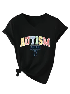 Gedetailleerd close-up van zwart T-shirt met V-hals en korte mouwen met opdruk.