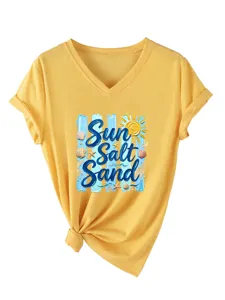 Detalle de camiseta mujer cuello V manga corta amarilla con estampado sun salt sand.