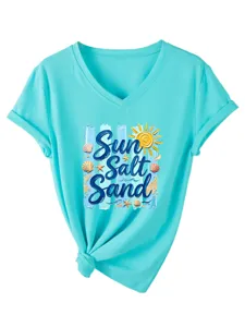 Primer plano de la camiseta turquesa de cuello en V con gráfico playero y nudo.