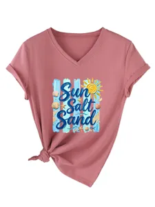 Vista detallada camiseta mujer cuello V manga corta con gráfico de playa y nudo.