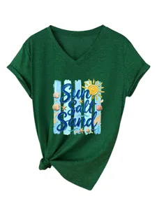 Vista detallada de la camiseta verde oscura de manga corta y cuello V con estampado.