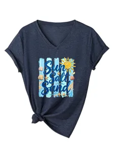 Primer plano del estampado gráfico de verano, mangas cortas y diseño de dobladillo anudado.