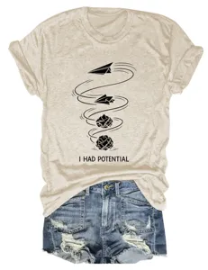 Details des stilvollen Damen Kurzarm T-Shirts mit einzigartigem grafischem Druckdesign.