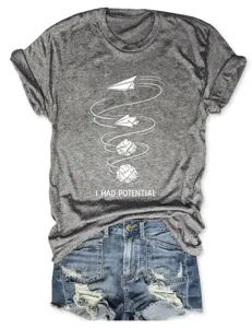 Graues Kurzarm-Crewneck T-Shirt Detail mit modernem Papierflieger Motiv-Druck.
