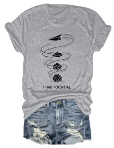 Lässiges graues Damen Kurzarm T-Shirt mit Grafikdruck und Jeansshorts Detailansicht.