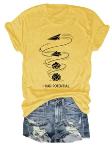 Gelbes Kurzarm-T-Shirt mit lustigem Papierflieger-Motiv und verwaschenen Jeansshorts Outfit.