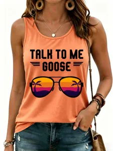 Gedetailleerde close-up van de zomerse casual oranje tanktop met print en accessoires.