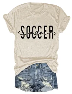 Vue détaillée d un t shirt graphique décontracté soccer mom et d un short en jean.