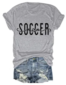 T-shirt gris à manches courtes avec imprimé soccer mom et short en denim bleu pour femmes.