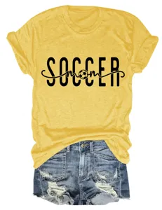 Vue détaillée du t-shirt graphique jaune soccer mom associé à un short en denim style.