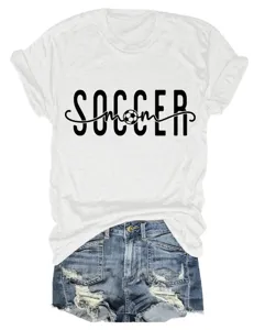 T-shirt graphique décontracté maman de foot à manches courtes avec short en jean.