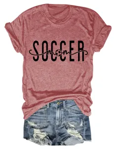 Superbe t-shirt graphique à manches courtes pour femme assorti à un short en jean usé.