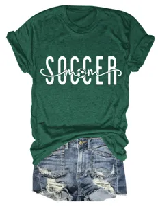 T-shirt femme vert décontracté Soccer Mom à manches courtes avec détail short en jean.