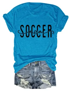T-shirt graphique bleu Soccer Mom élégamment assorti à un short en jean déchiré détail.