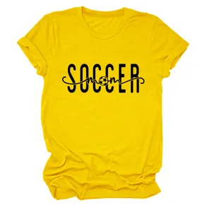 Gros plan sur le t-shirt pour femme jaune vif avec impression graphique maman foot.