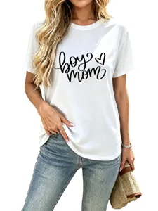 Lassiges weisses Damen Kurzarm T-Shirt mit Boy Mom Buchstaben Druck und Herzmuster.